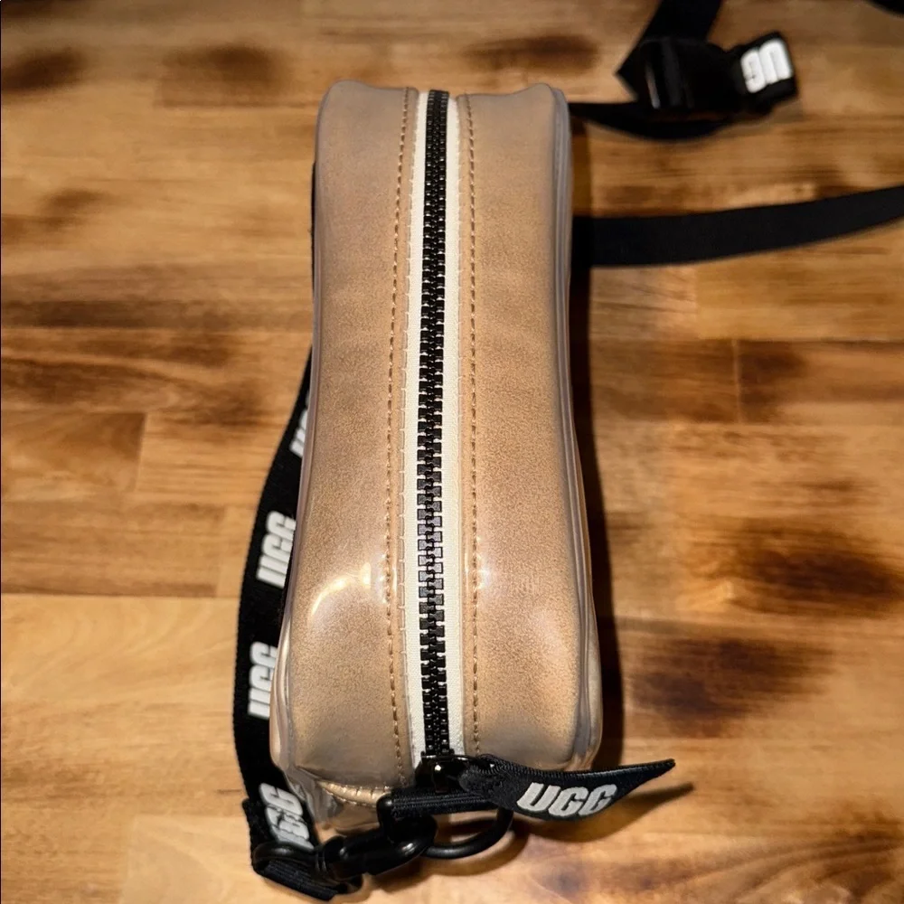 UGG JANEY II CLEAR SHEEPSKIN CROSSBODY BAG WITH MULTIWAY STRAP - Picture 4 of 10